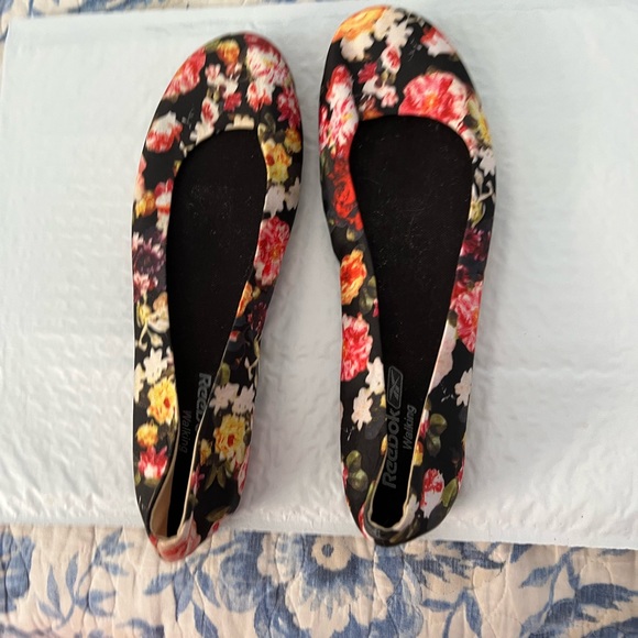 Beautiful pink &black floral print Reebok fabric shoes Very comfortable size 9 - Picture 2 of 3